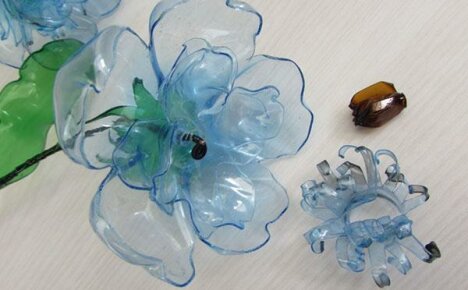 Hvordan lage enkle blomster fra plastflasker