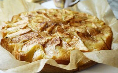 Charlotte oppskrift i en langsom komfyr med epler - forbereder din favoritt dessert