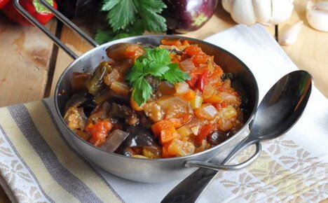 Aubergine sautéoppskrift for hver dag og som en forberedelse for vinteren