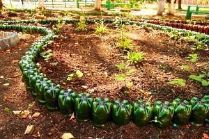 et gjerde for en blomsterbed laget av plastflasker