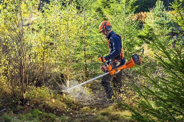 Trimer benzinske kosilice u radu