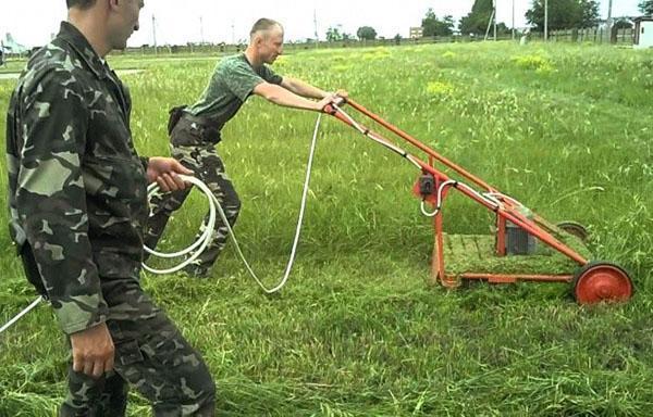 Ošetřování místa pomocí domácí sekačky na trávu