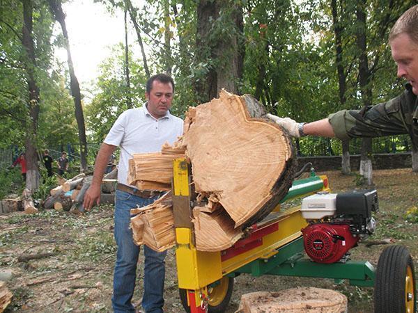 Hydraulický štípač dřeva pracuje