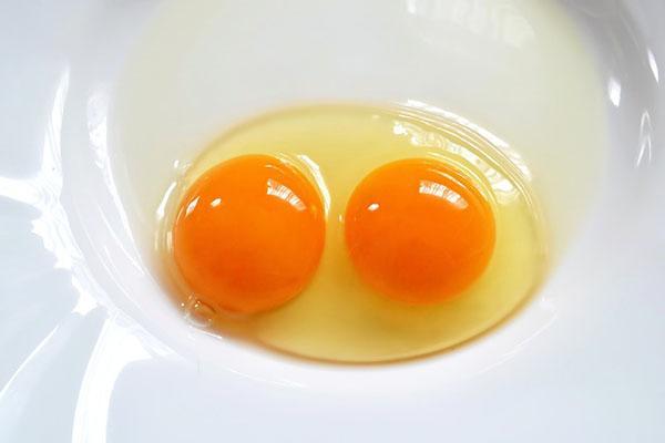 to eggeplommer i et egg