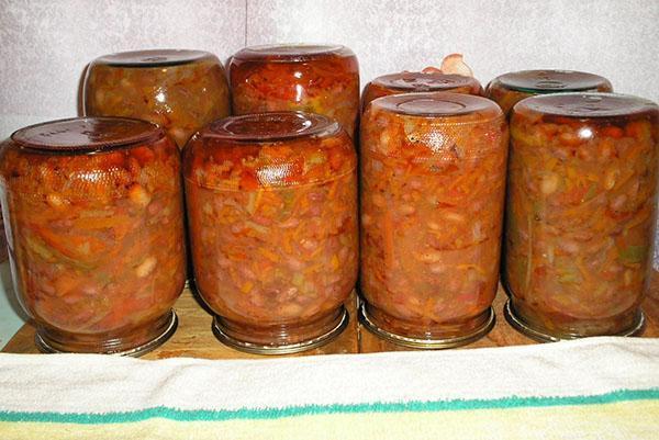 aubergine med bønner og grønnsaker