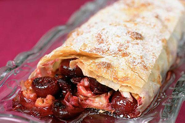 klasyczny strudel wiśniowy