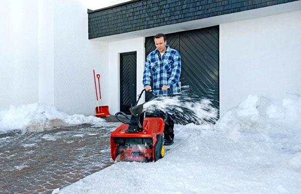 snøfreser på jobben