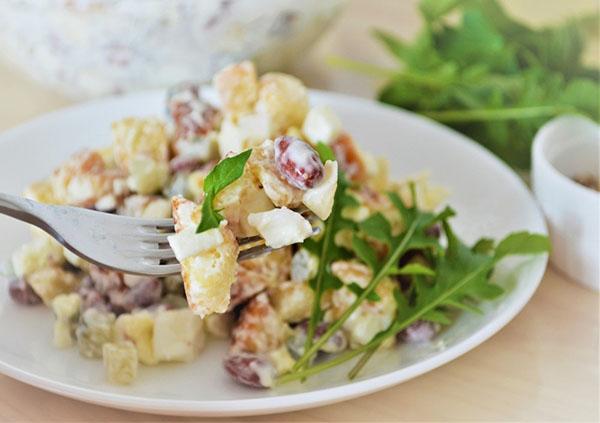 salat med bønner og grønnsaker