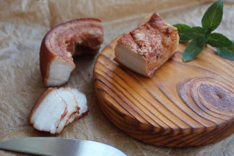 chutná aromatická slanina v cibulové kůži