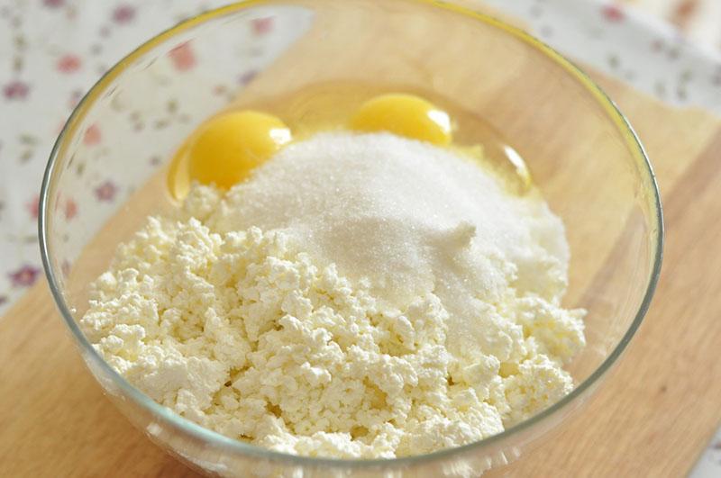 bland cottage cheese med sukker og egg