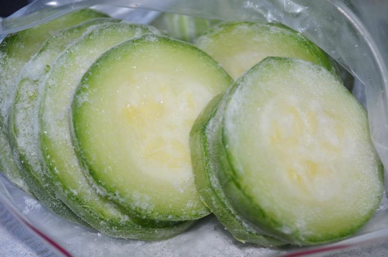 frysende courgette i skiver