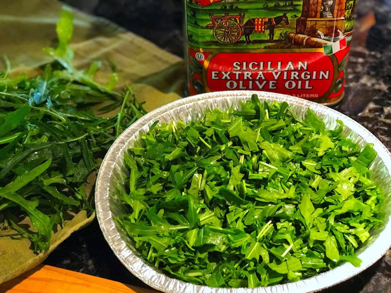 เตรียม arugula สำหรับการแช่แข็ง